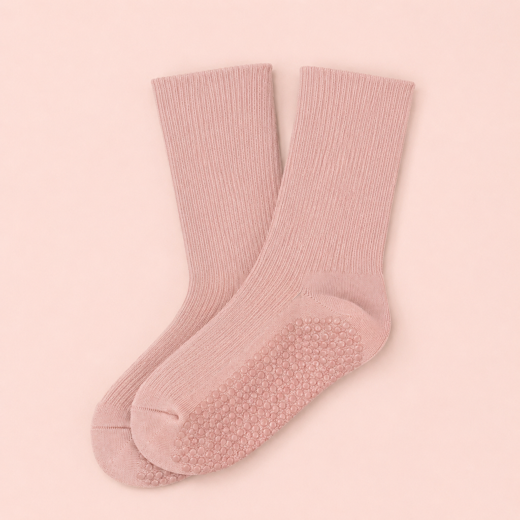 Chaussettes Pilates montantes Lihyl rose poudré, côtelées, semelle à picots