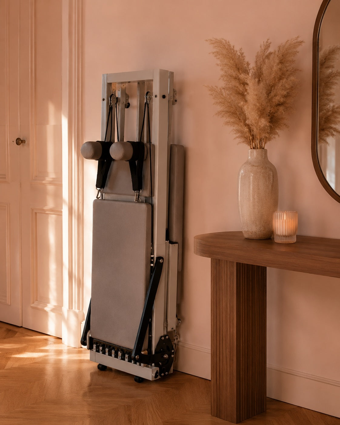 Reformer pilates Lihyl plié, rangé contre un mur