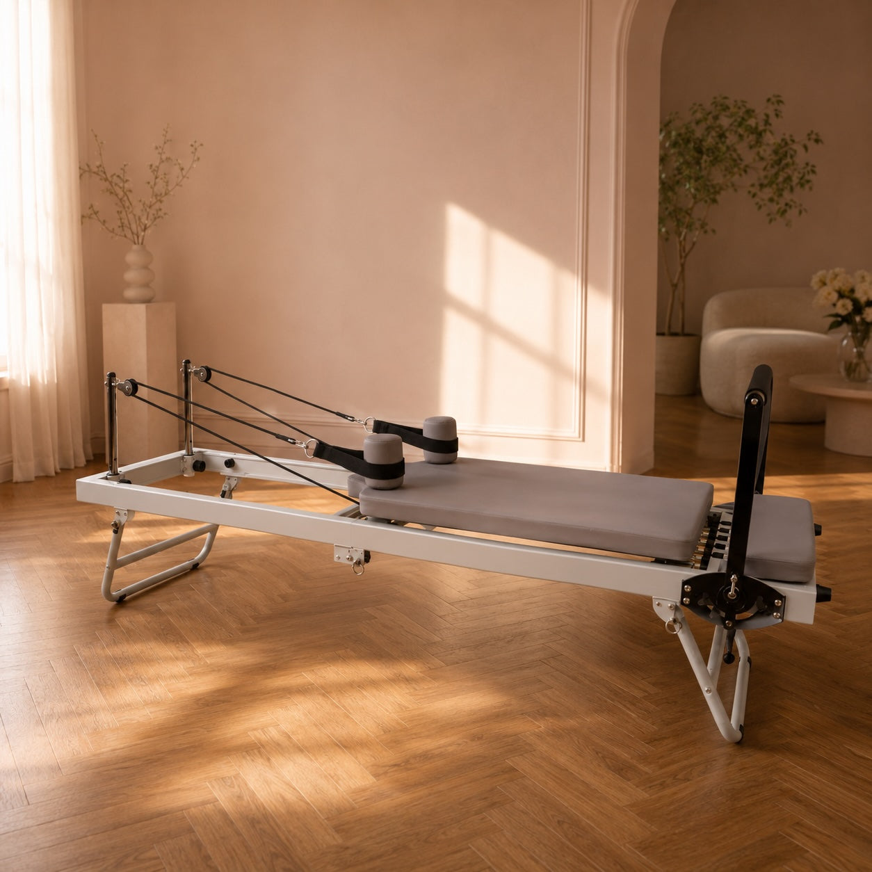Reformer pilates pliable Lihyl déplié dans un salon Image